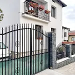 Sharkova House 반스코